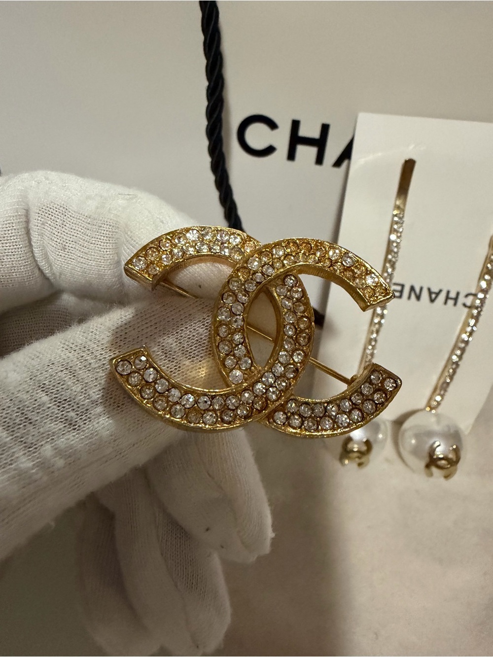 Authentic CHANEL CC gold plated Brooch with free Faux Pearl Hair Pins and COA💛 - Picture 4 of 12